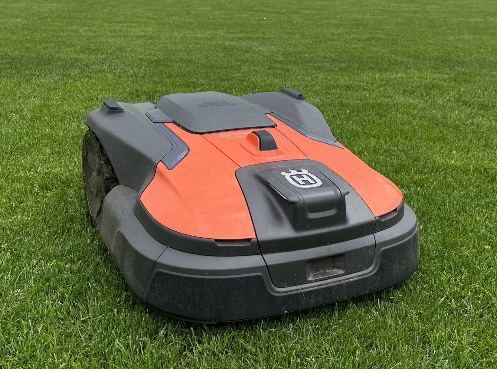 Husqvarna Automower® 560 EPOS – profesjonalny robot koszący na boisku piłkarskim