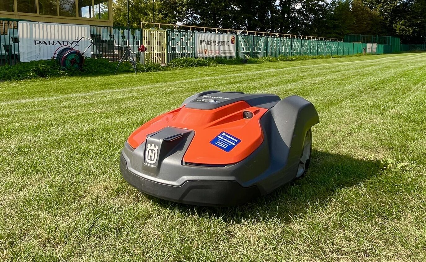 Robot koszący Husqvarna Automower 550 EPOS – boiska sportowe w nowej erze pielęgnacji