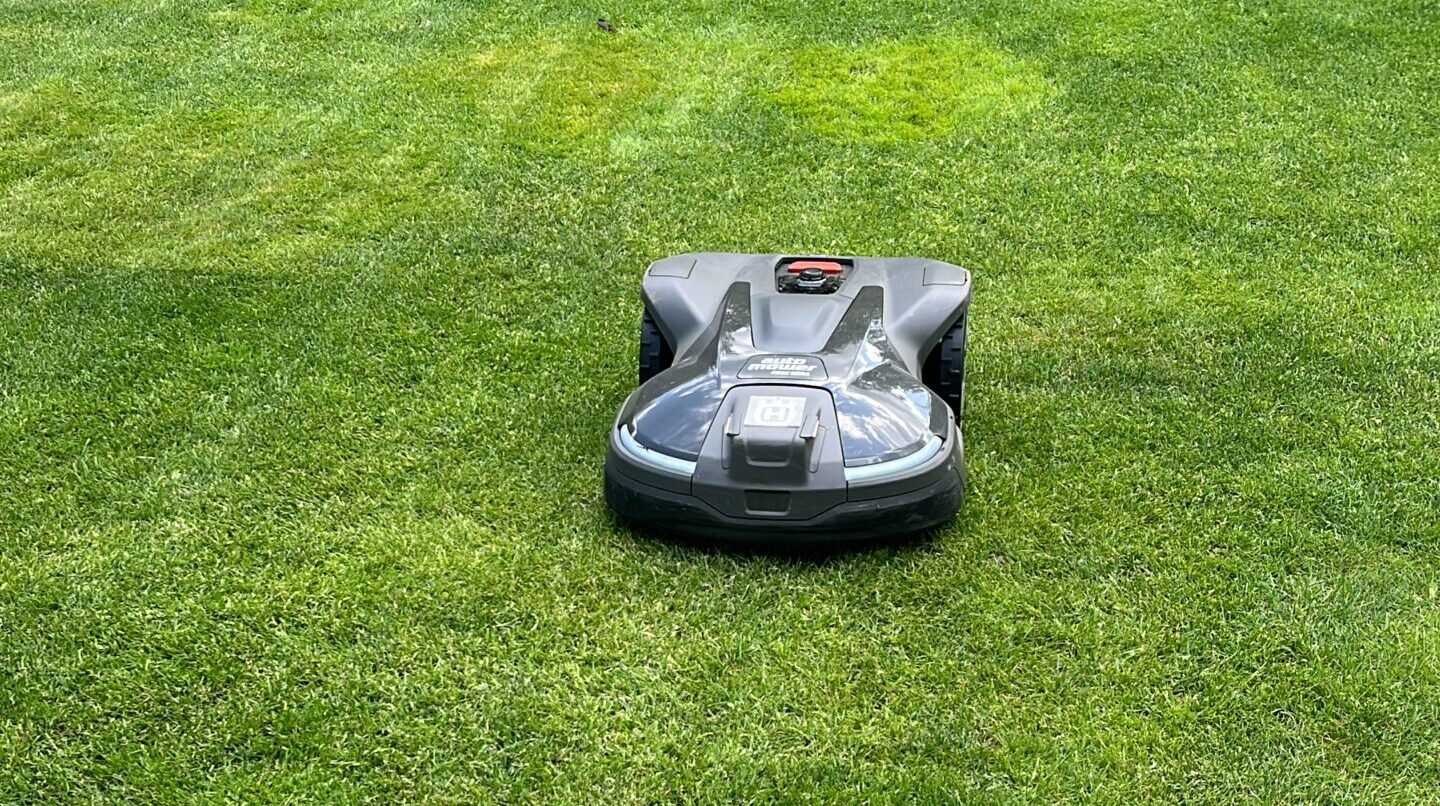 Zalety robotów koszących Husqvarna w ogrodach prywatnych